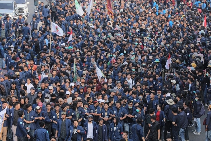 Ribuan mahasiswa dari berbagai perguruan tinggi melakukan aksi unjuk rasa menolak RUU KPK dan RUU RUKHP di depan gedung DPR/MPR, Jakarta, Senin, (23/9/2019). Merahputih.com/Rizki Fitrianto