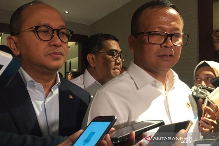 Menteri Kelautan dan Perikanan Edhy Prabowo (kanan) dan Ketua Umum Kamar Dagang dan Industri (Kadin) Indonesia Rosan P. Roeslani (kiri) di Menara Kadin Jakarta, Senin (18/11/2019). ANTARA/Mentari Dwi Gayati/aa.
