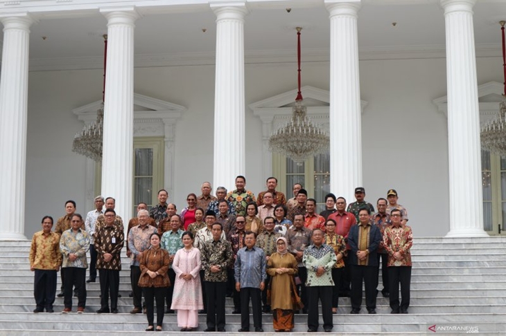 Presiden Joko Widodo, Wapres Jusuf Kalla, Ibu Negara Iriana Joko Widodo, Ibu Mufidah Kalla, dan para menteri Kabinet Kerja berfoto bersama di tangga Istana Merdeka, Jakarta, Jumat (18-10-2019). ANTARA/Desca Lidya Natalia