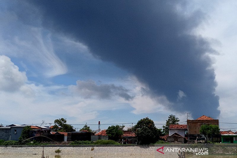 Api Yang Lahap Kilang Balongan Belum Padam