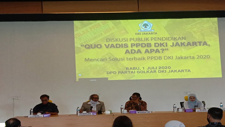 Ketua Komisi Nasional Perlindungan Anak, Arist Merdeka Sirait saat diskusi pendidikan di Kantor DPD Partai Golkar, Jakarta Pusat, Rabu (1/7). 