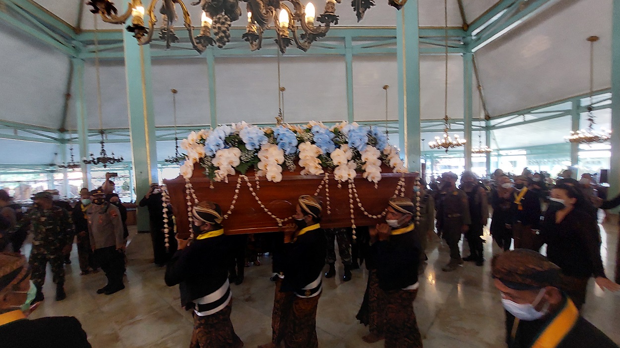 Jenazah KGPAA Mangkunegara IX diberangkat ke Astana Girilayu, Kecamatan Matesih, Karanganyar, Jawa Tengah, Minggu (15/8). (MP/Ismail). 