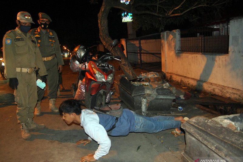 Anggota Satpol PP Kota Bogor memberikan sanksi bagi warga yang tidak menggunakan masker saat patroli jam malam di kawasan Pasar Merdeka, Ciwaringin, Kota Bogor, Jawa Barat, Selasa (1/9/2020). ANTARA/ Arif Firmansyah/aww.