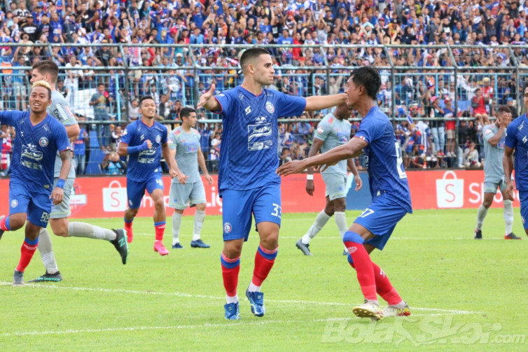 Selebrasi gol Elias Alderete melalui titik penalti. (BolaSkor.com/Kristian Joan)