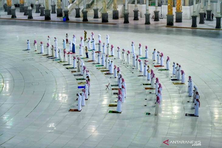 Salat di Masjidil Haram, Kota Suci Mekah, Arab Saudi, Selasa (19/5/2020). ANTARA FOTO/Saudi Press Agency/Handout via REUTERS/wsj.