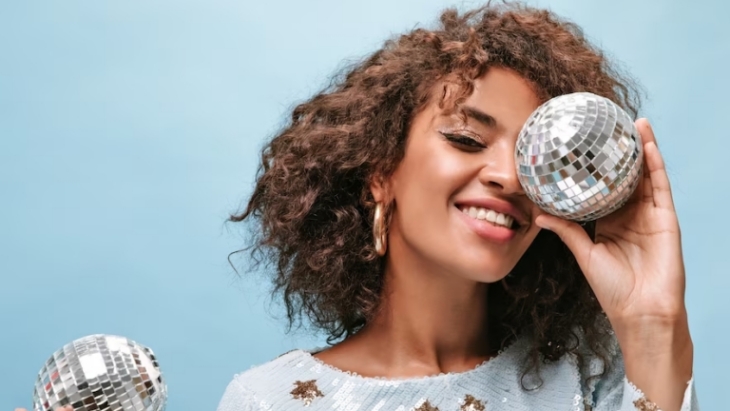 Tips Menata Rambut Gaya Keriting Disko