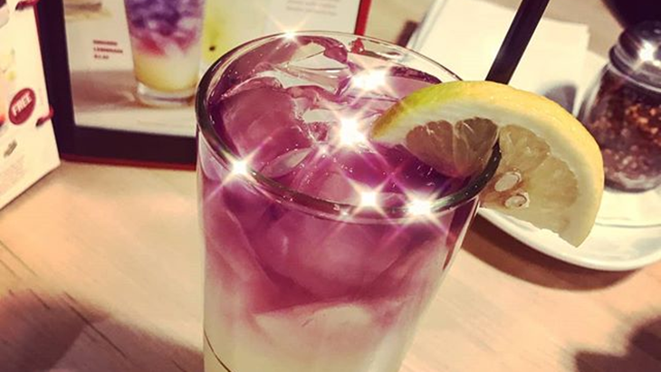 Minuman berasa asam dan soda bisa menambah nyeri bagi penderita sakit gigi. (Instagram/ elena_gsytt)