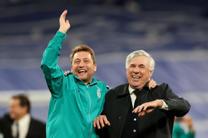 Pelatih Real Madrid Carlo Ancelotti dan asisten pelatih Francesco Mauri merayakan keberhasilan tim mereka mencapai final Liga Champions setelah mengalahkan Manchester City dalam leg kedua semifinal di Santiago Bernabeu, Madrid, 4 Mei 2022. (Action Images via Reuters/CARL RECINE)