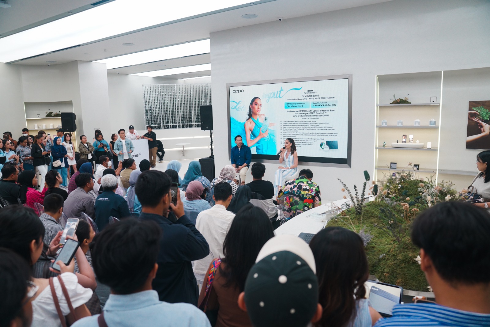 Penjualan Perdana OPPO Reno 14 Series Langsung Diserbu Konsumen, Cinta Laura Ikut Meramaikan!