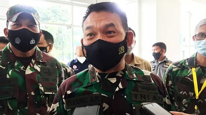Pangkostrad Letjen TNI Dudung Abdurachman saat ditemui di RS Darurat COVID-19 Wisma Atlet Kemayoran, Jakarta Pusat, Kamis (20/5). ANTARA/Mentari Dwi Gayati.