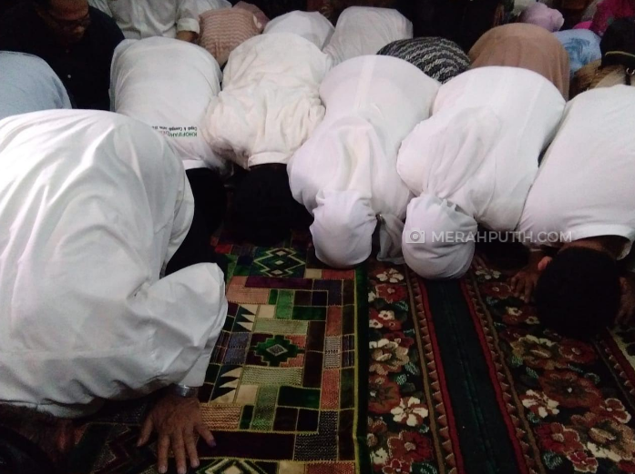 Disaksikan Adik Gus Dur, Solawat Nabi Menggema di Kediaman Khofifah