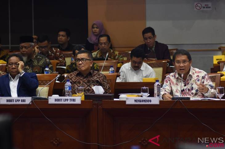 Dokumentasi: RAPAT KERJA DPR-MENKOMINFO Menkominfo Rudiantara (kanan) menyampaikan paparannya disaksikan Dirut LPP TVRI Helmi Yahya (tengah) dan Dirut LPP RRI Mohammad Rohanuddin (kiri) pada rapat kerja dan dengar pendapat dengan Komisi I DPR di Komplek Parlemen Senayan, Jakarta, Selasa (23/10/2018). Rapat kerja tersebut membahas penyusunan Rencana Kerja dan Anggaran (RKA) Kementerian Negara/Lembaga di Kemenkominfo tahun anggaran 2019. ANTARA FOTO/Indrianto Eko Suwarso/hp.