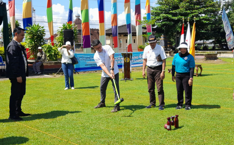 Wakil Bendahara Umum National Olympic Committee (NOC) Indonesia, Aang Sunadji saat membuka Kejurnas Woodball di Yogyakarta. (BolaSkor.com)