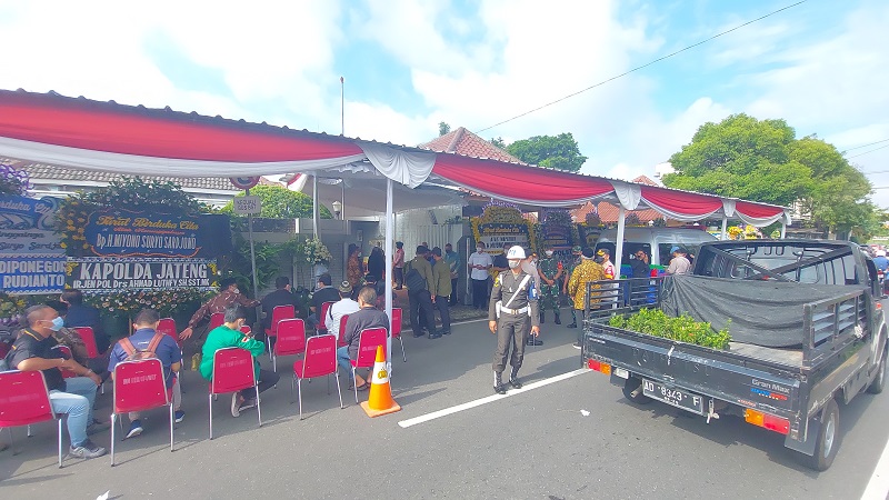 Usai Dilayat Jokowi, Jenazah Paman Iriana Langsung Dimakamkan