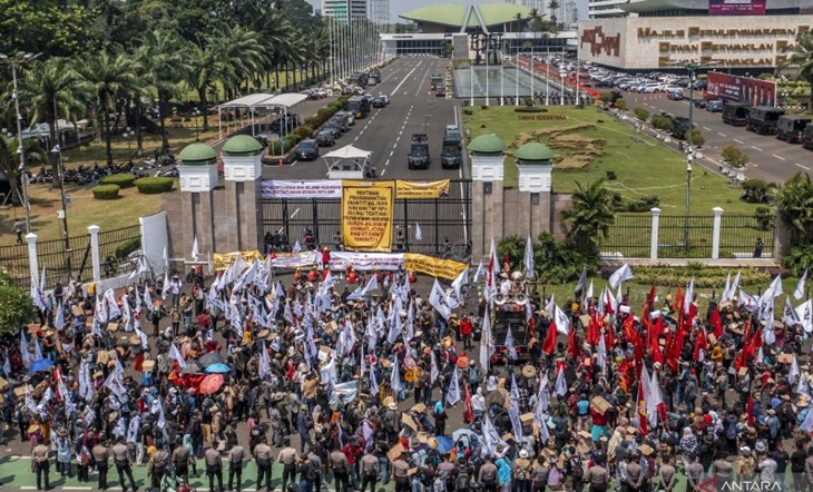 Polisi Alihkan Arus Lalin Sekitar Gedung DPR Imbas Unjuk Rasa