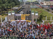 Polisi Alihkan Arus Lalin Sekitar Gedung DPR Imbas Unjuk Rasa