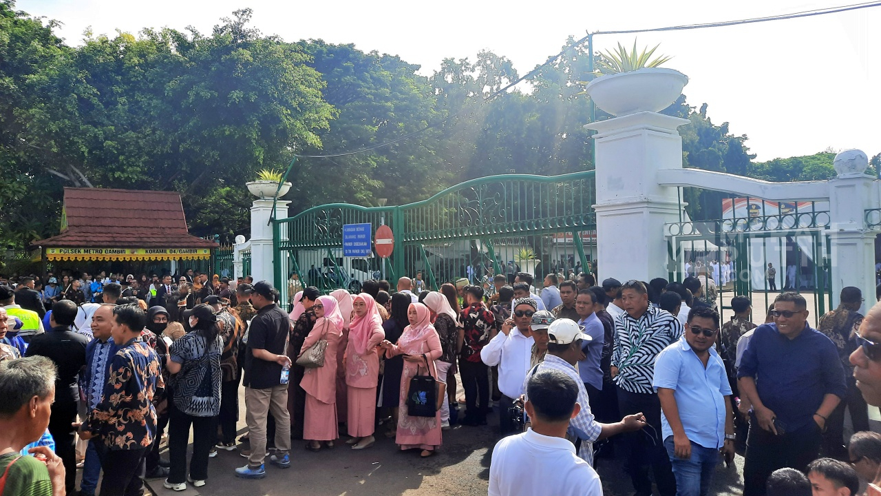 Antusiasme Warga Menyambut Iring-Iringan Kepala Daerah Dilantik di Istana oleh Prabowo