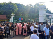 Antusiasme Warga Menyambut Iring-Iringan Kepala Daerah Dilantik di Istana oleh Prabowo   