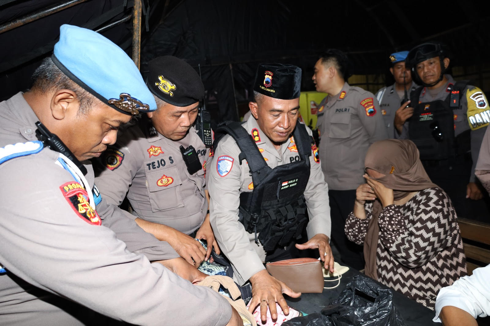 Jauh-Jauh dari Jakarta, Cewek Berhijab Beraksi Incar Ponsel Pengunjung Wisata Religi Haul Solo