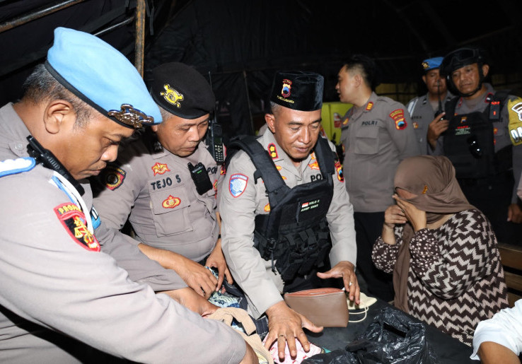 Jauh-Jauh dari Jakarta, Cewek Berhijab Beraksi Incar Ponsel Pengunjung Wisata Religi Haul Solo