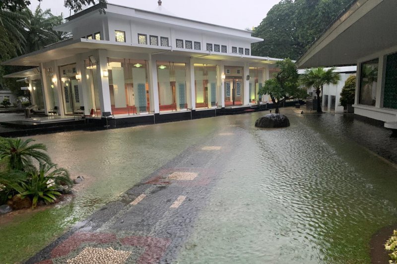 Seskab: Istana Banjir!