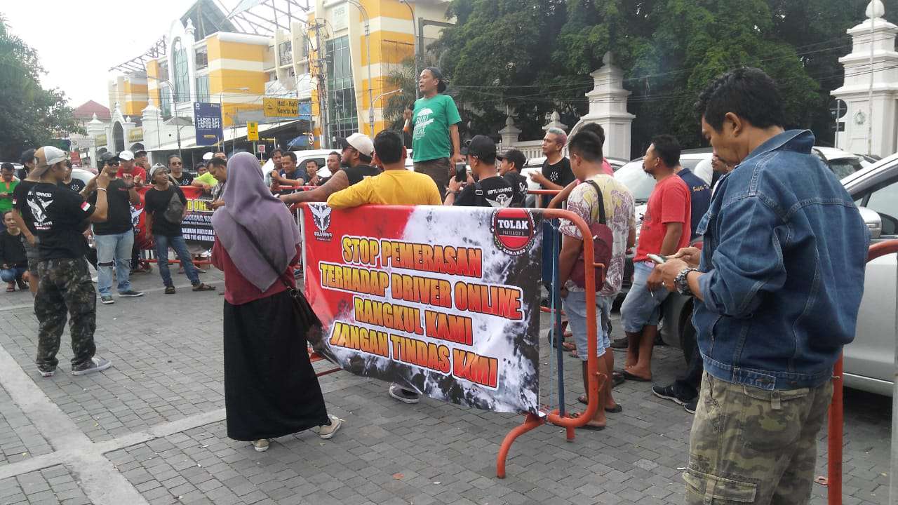 Ratusan driver ojol Solo menggelar aksi damai tolak Permenhub Nomor 118 di Jalan Slamet Riyadi, bundaran Gladak, Solo, Jawa Tengah, Selasa (21/1). (MP/Ismail)