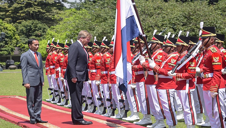Presiden Jokowi bersama Raja Belanda melakukan inspeksi pasukan pada upacara kenegaraan di Istana Kepresidenan Bogor, Selasa (10/3). (Foto: Humas/Agung)