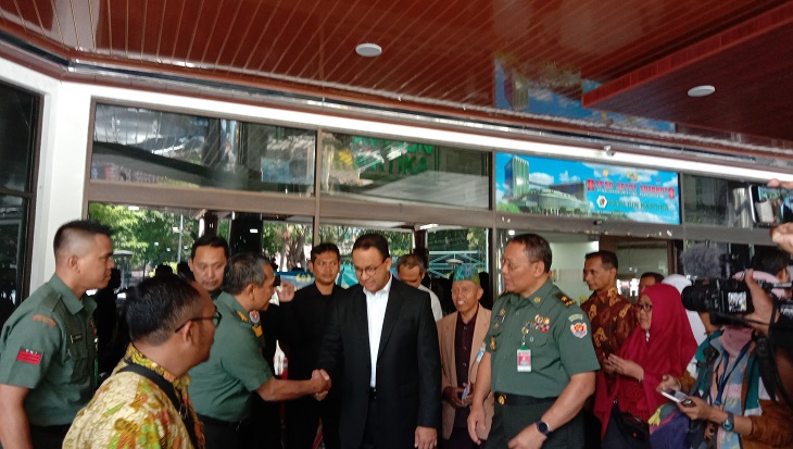 Gubernur DKI Jakarta Anies Rasyid Baswedan menjenguk Presiden RI ke-3 BJ Habibie di Rumah Sakit Pusat Angkatan Darat (RSPAD) Angkatan Darat, Jakarta Pusat, Selasa (10/9). Foto: MP/Asropih