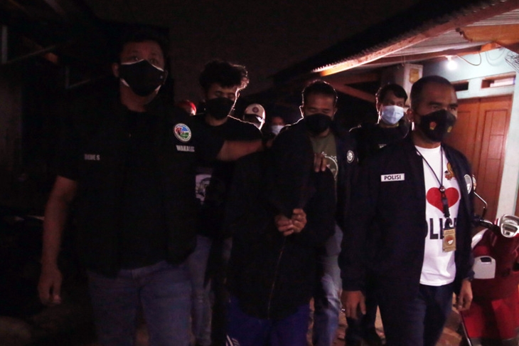 Petugas Satnarkoba Polres Metro Tangerang Kota menggiring bandar sabu dalam kasus Komika Reza Pardede atau Coki Pardede usai ditangkap di Karawaci, Tangerang, Banten, Jumat (3/9/2021) malam. Polisi menangkap RA seorang bandar sabu yang menyuplai kebutuhan narkoba jenis sabu untuk Coki Pardede dan dalam penangkapan tersebut polisi mengamankan barang bukti 10 gram sabu siap edar. ANTARA FOTO/Muhammad Iqbal/hp.