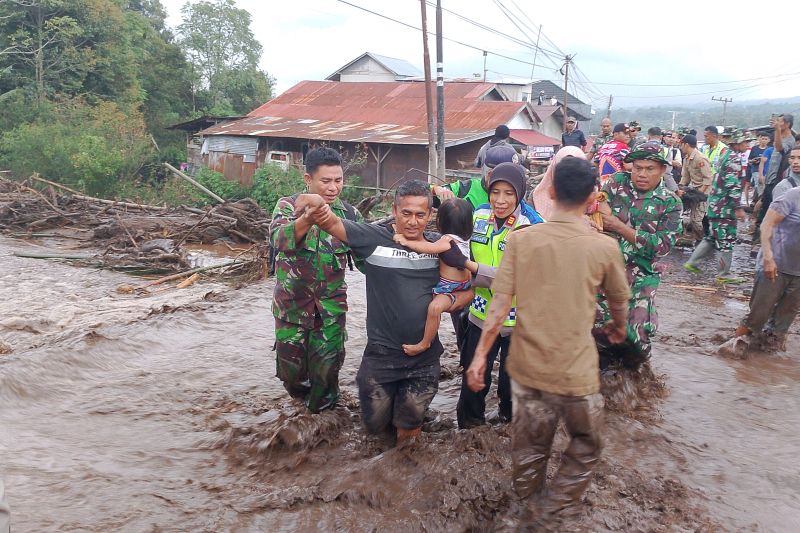 Jalan Bukittinggi-Padang Putus Total Diterjang Lahar Dingin Marapi
