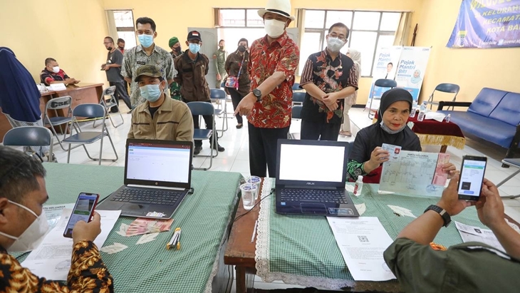 Pencairan Bansos PPKM Darurat Kota Bandung. (Foto: MP/Dok Pemkot Bandung)