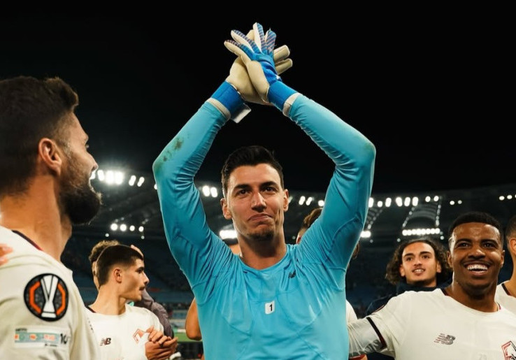 Tuliskan Sejarah! Kiper Lille Gagalkan 3 Penalti Beruntun AS Roma