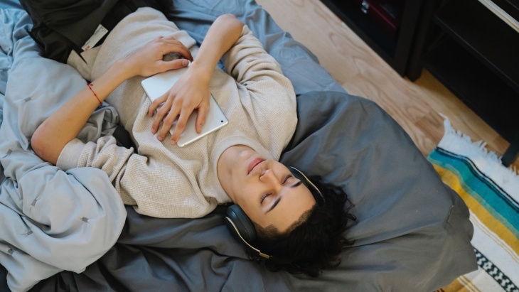 Mendengarkan Musik Sebelum Tidur Punya Sederet Manfaat