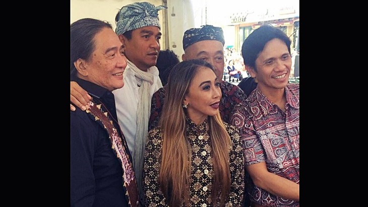 Krakatau Reunion Tampil Etnik di Moskow