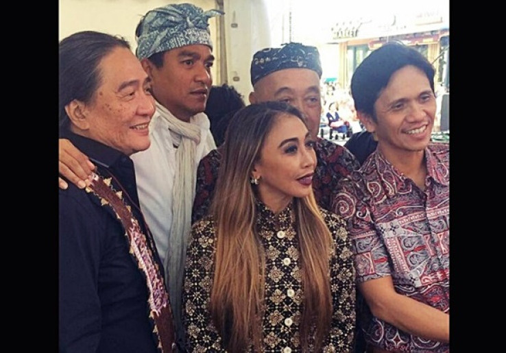 Krakatau Reunion Tampil Etnik di Moskow