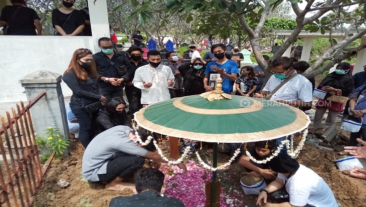Ibunda Meninggal Dunia, Nunung dan Suami Mudik Solo