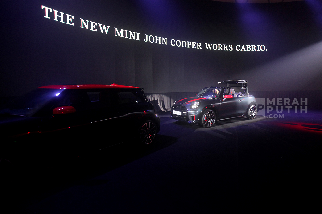 Drifter wanita Anindita Hidayat mengendarai mobil Mini Cooper Cabrio saat peluncuran MINI John Cooper Works model terbaru di Jakarta, Jumat (23/5/2025).
