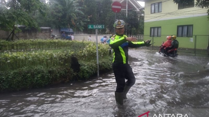 Hingga Jam 9 Malam, 1 Ruas Jalan dan 12 RT di Jakarta Masih Banjir