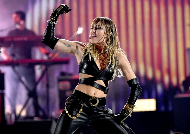 Miley Cyrus mengaransemen lagu Help ala country. (Foto Elle)