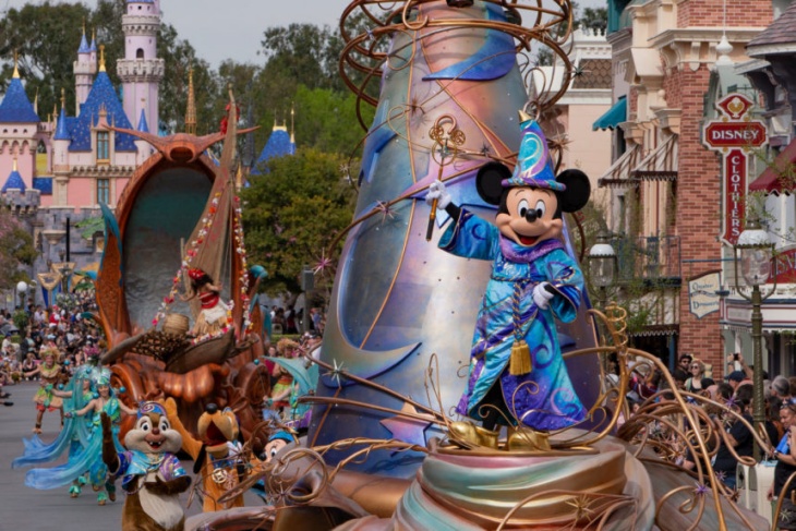 Disney Bersiap Buka Kembali Taman Hiburan