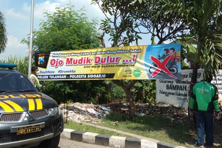 Imbauan larangan mudik akibat Virus Corona atau COVID-19 di Sidoarjo (Antarajatim/Polresta Sidoarjo/IS)