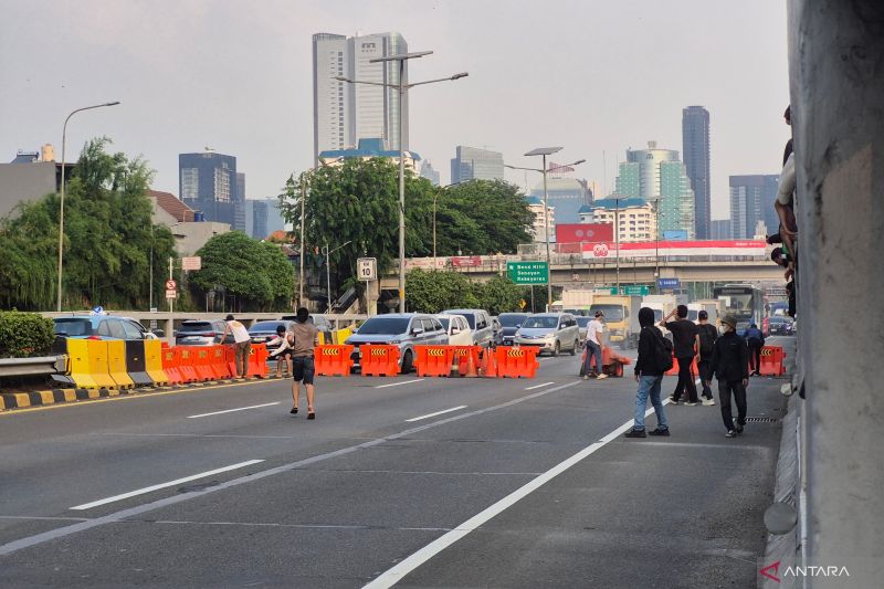 Demonstran Tutup Jalan Tol Depan Gedung MPR/DPR, Tidak Jauh Mahasiswa Penuhi Depan Polda Metro