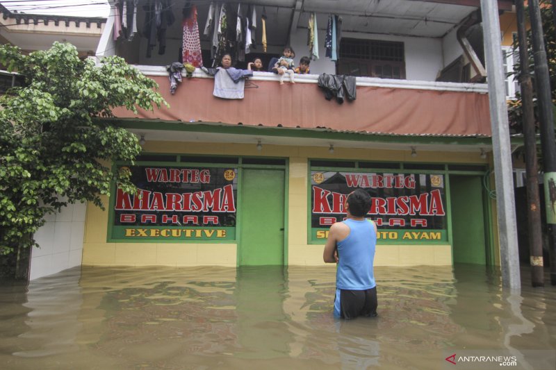 Sejumlah warga mengungsi di lantai dua rumahnya saat banjir di kawasan Kampung Makasar, Jakarta Timur, Selasa (25/2/2020). ANTARA FOTO/Asprilla Dwi Adha/foc. (ANTARA FOTO/ASPRILLA DWI ADHA)