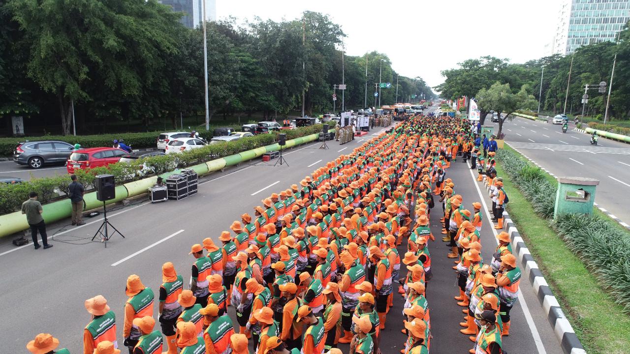 Pemprov DKI Kerahkan 2.100 Petugas Kebersihan saat Perayaan HUT ke-80 TNI di Monas