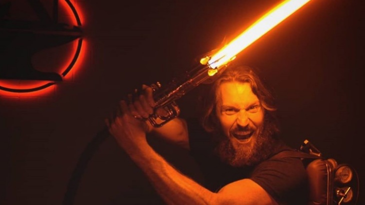 YouTuber 'The Hacksmith' Buat Replika Lightsaber Star Wars