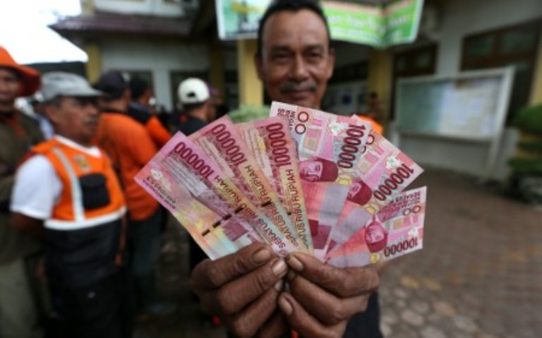 Ilustrasi pembagian THR. (ANTARA FOTO/Irwansyah Putra)