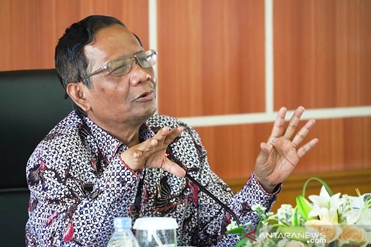Menko Polhukam Mahfud MD dalam peluncuran Buku Indeks Demokrasi Indonesia (IDI) di Kantor Kemenko Polhukam, Jakarta, Selasa (24/11/2020). ANTARA/HO-Kemenko Polhukam/aa. (Handout Humas Kemenko Polhukam)