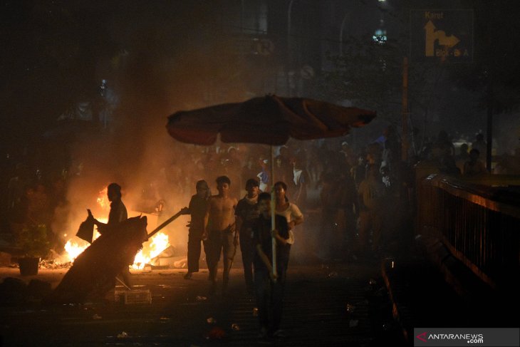 Massa melakukan perlawanan ke arah Brimob di Kawasan Tanah Abang, Jakarta, Rabu (22/5/2019) dini hari. ANTARA FOTO/M Risyal Hidayat/pras