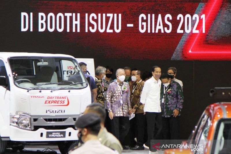 Jokowi saat Jokowi mengamati mobil Isuzu Traga di booth Isuzu di Gaikindo Indonesia International Auto Show (GIIAS) 2021 di ICE BSD City Tangerang, Banten, Rabu, (17/11/2021) didampingi Menteri Perindustrian Agus Gumiwang Kartasasmita, Menteri Sekretaris Negara Pratikno, dan beberapa pejabat lainnya. (ANTARA/HO)