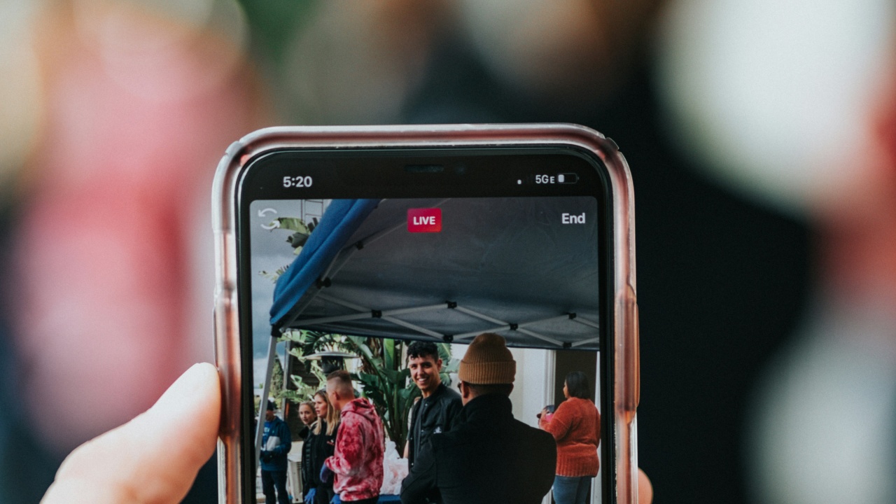 Apa Hukumnya Melakukan Live Streaming saat Salat? Ketahui Sudut Pandang Syariat tentang Praktik Ini